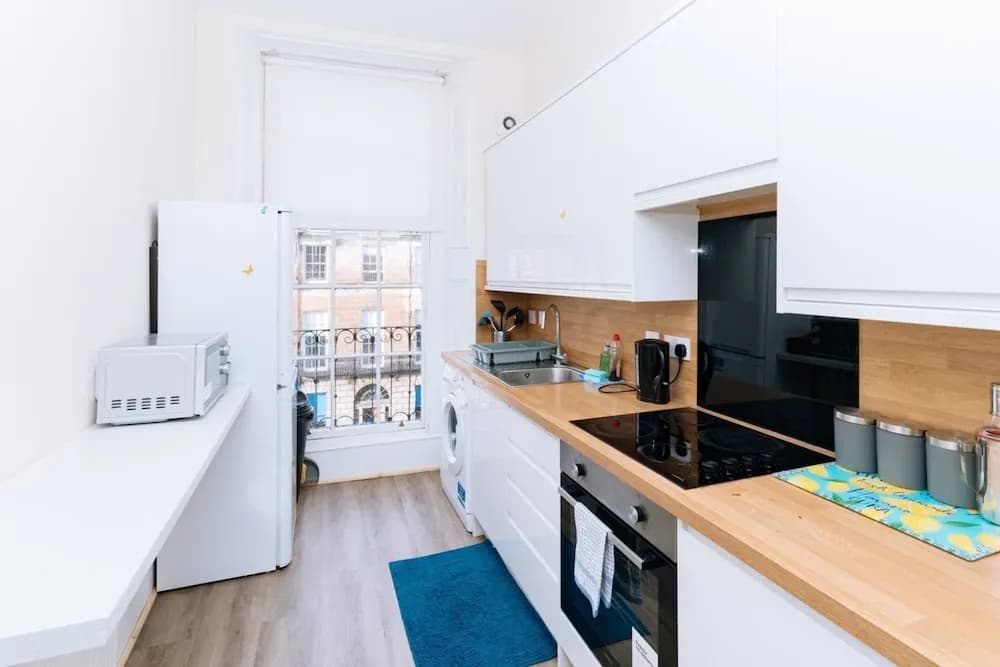 Bright High-ceiling 2BD Flat - Central Edinburgh! - photo 13