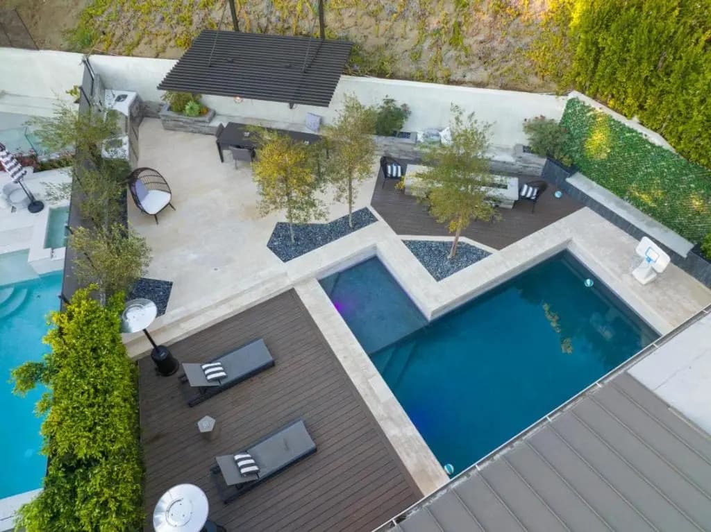 Willow Glen - Hollywood Hills Multi-level Villa With Theater & Pool - photo 27