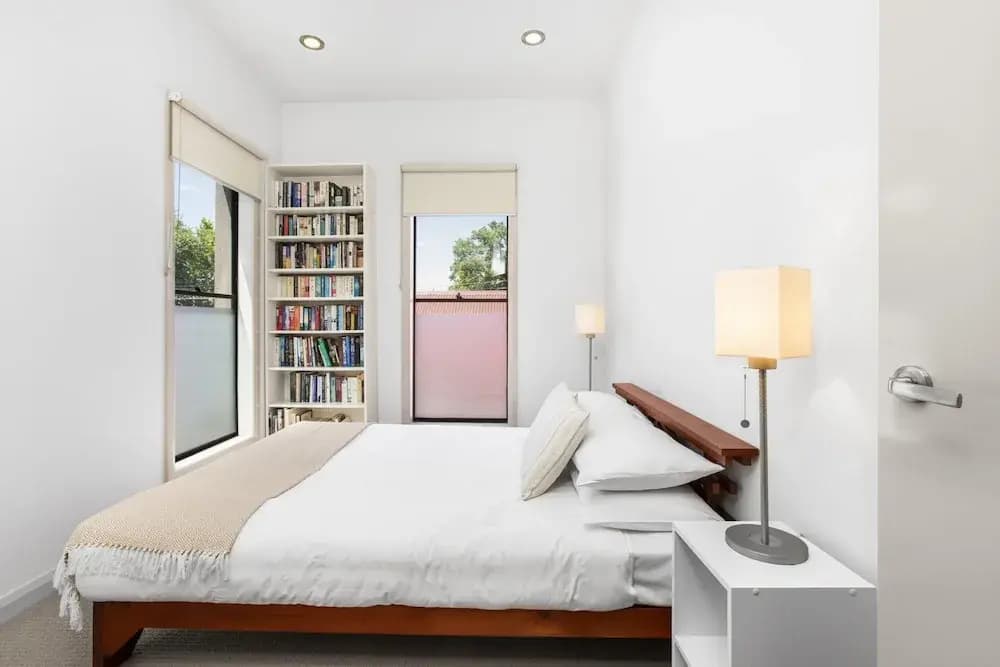 2-bed Apartment With Parking & Balcony Near Trains - photo 5
