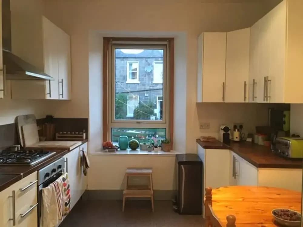 Spacious 3 Bedroom Flat in a Charming Location - photo 10