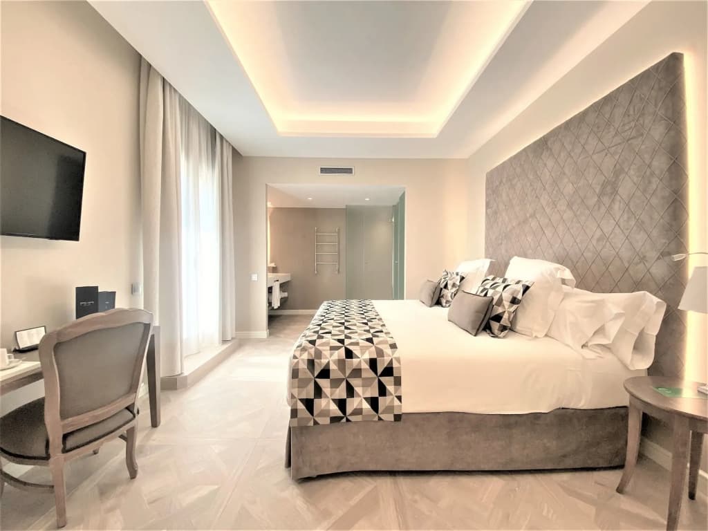 Lamaro Hotel - photo 3