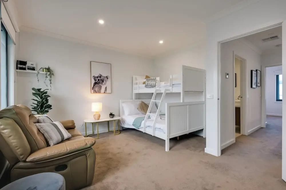StayAU Stylish 4BR Home Ringwood - photo 2