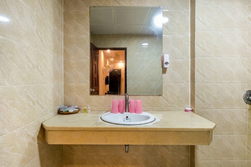Habana Hotel by OYO Rooms - photo 10