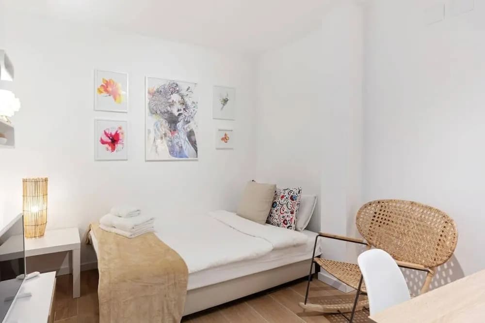 Bright & Modern Two Bed Apartment in Madrid - photo 3