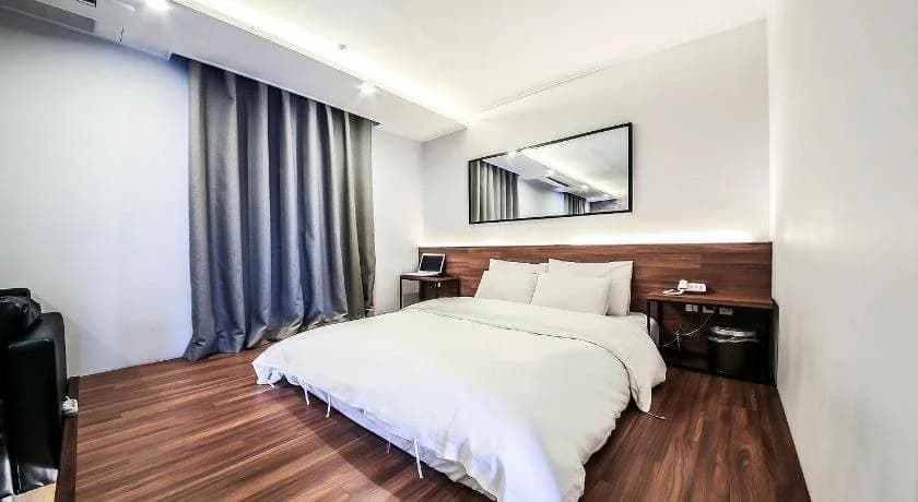 Blvd Hotel - photo 10