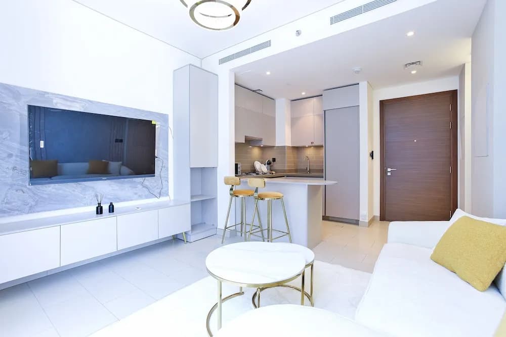 Luxury StayCation - Stylish Apartment With Balcony And City Views - photo 3