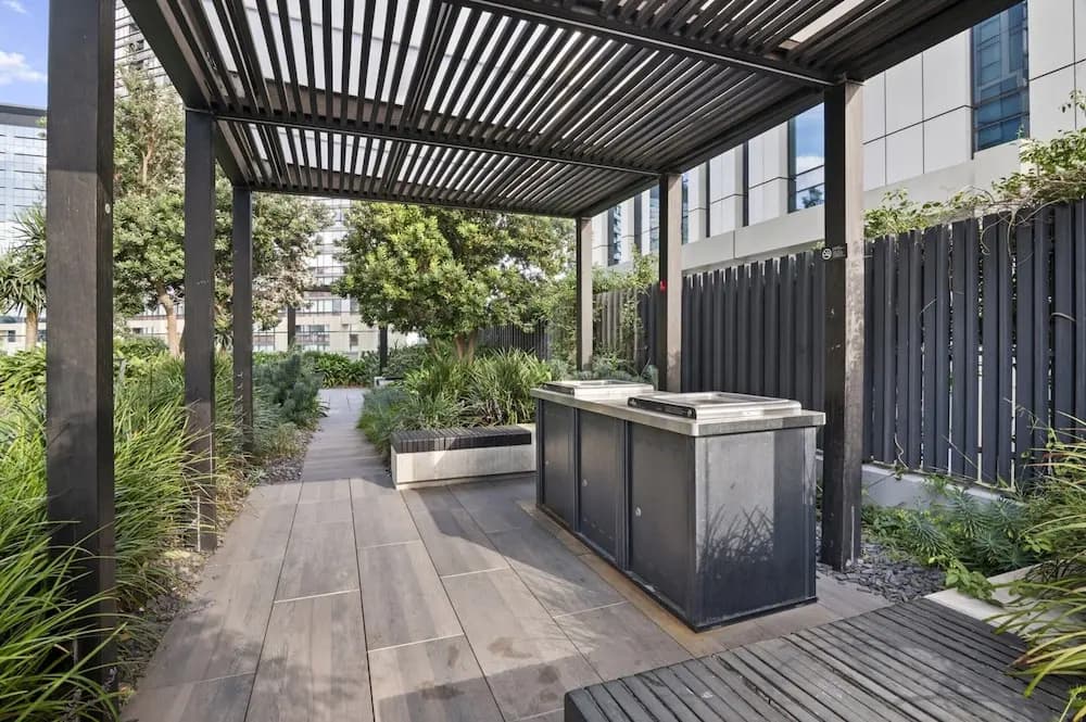 Marina-view 1-bed Apartment in Docklands - photo 12
