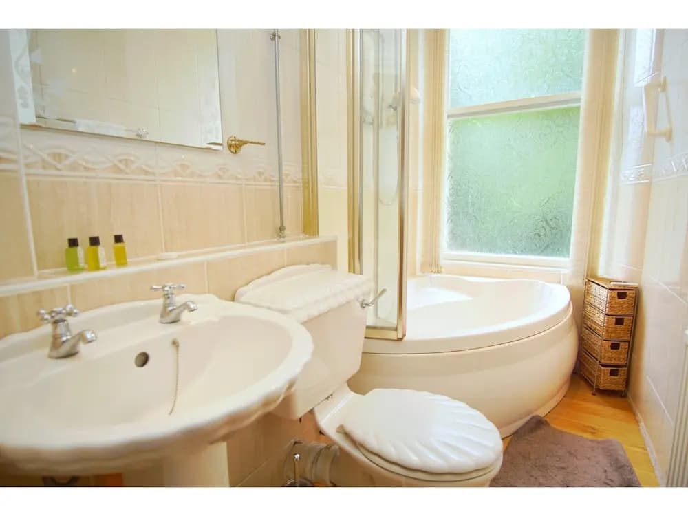 Spacious 2 Bedroom Flat, Leith Walk - photo 7