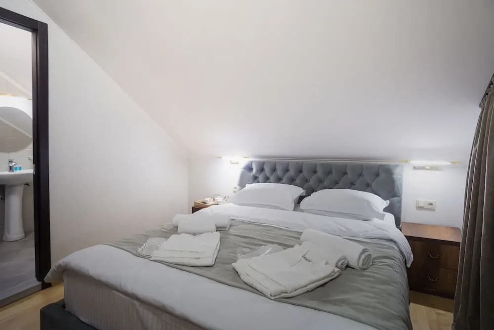 Hotel 9 rooms - photo 2