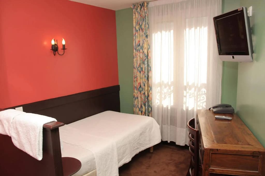 The Walled off Hotel Paris - photo 13