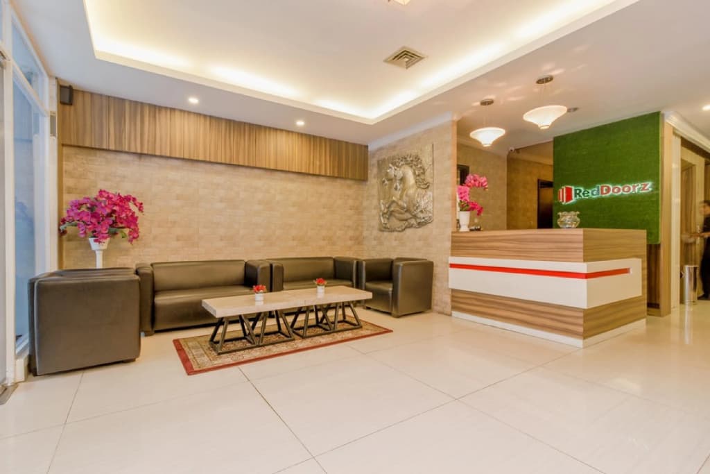 RedDoorz Plus @ Thamrin - photo 2