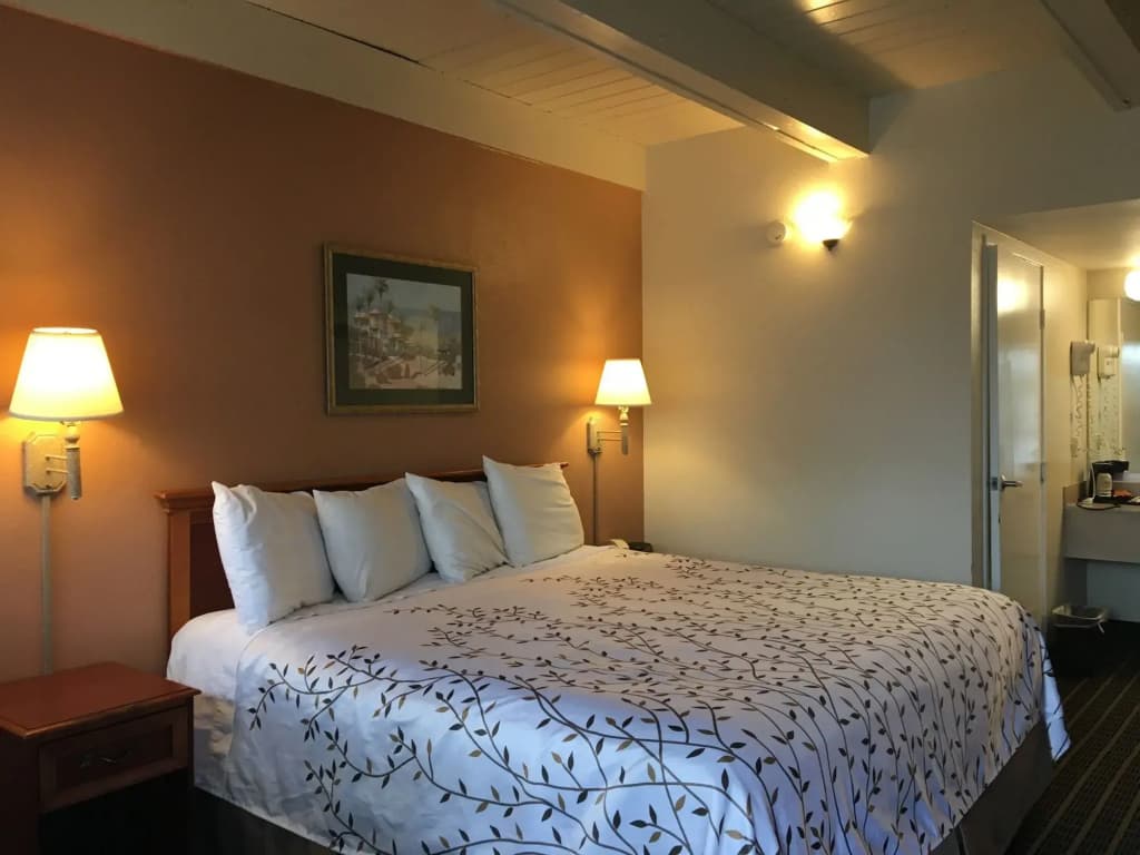 Van Ness Inn - photo 7