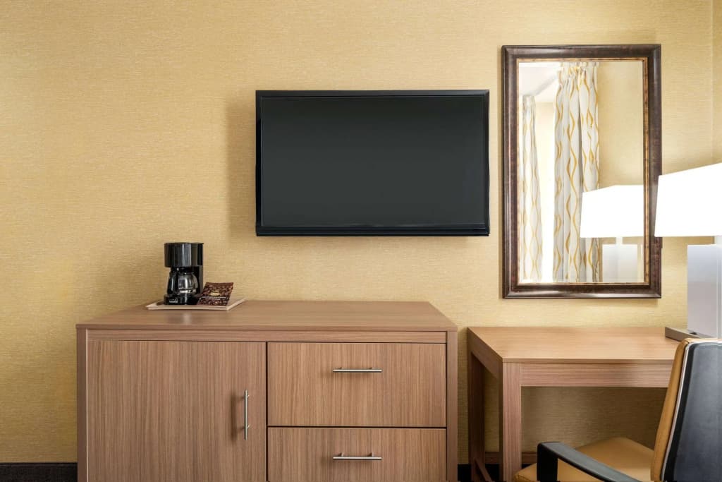 Days Inn by Wyndham Long Island City - photo 4
