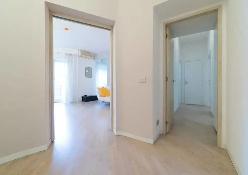 Large Flat With Garden and car Parking - photo 2