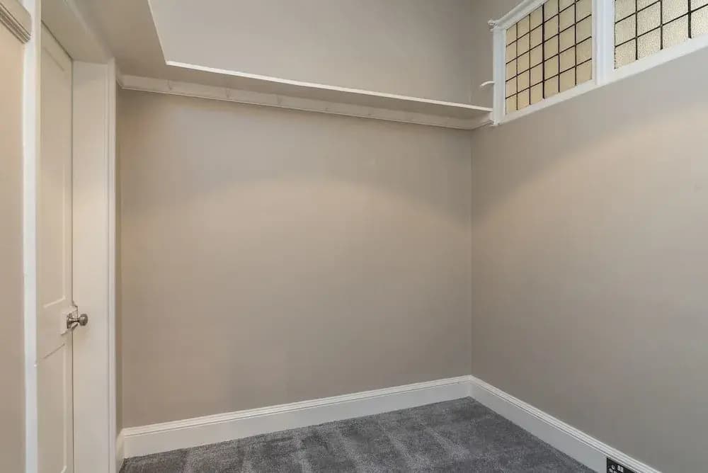 Sleek and Modern 2BR Home Near City Centre - photo 10