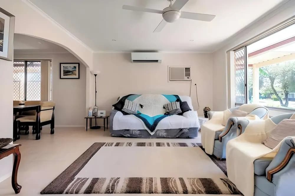 Cheerful 3 bedroom house with free parking - photo 4