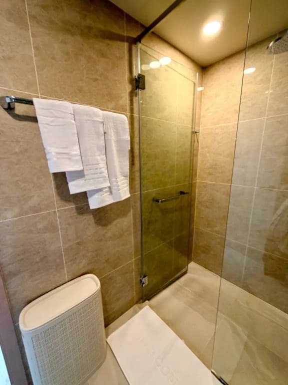 1BR Ozone Oasis Pool Gym & Beach Shuttle Apartments - photo 13