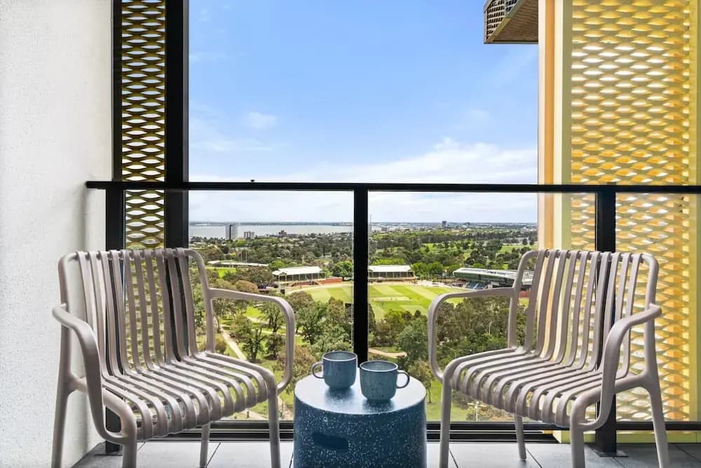 Renovated 2-bed Apartment With Balcony - photo 1