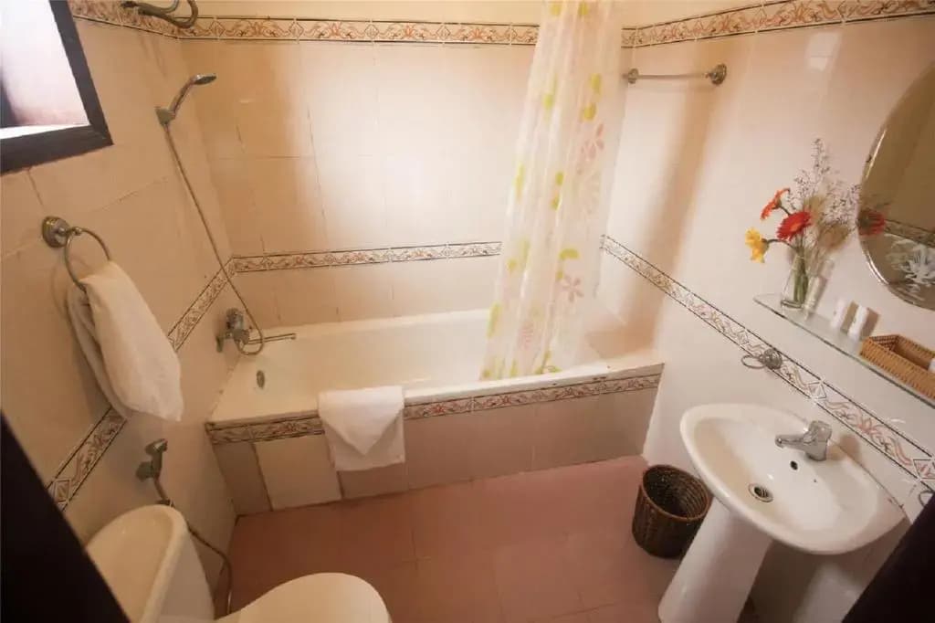 DK's Backpacker Hotel - photo 7