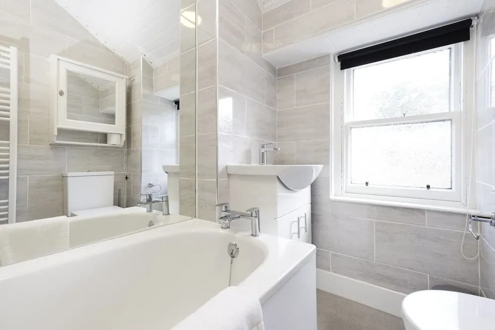 JOIVY Beautiful 2-Br Mews Home, Near Princes Street - photo 8