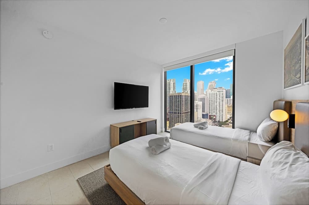Luxury Downtown 2-BD Condo - photo 4