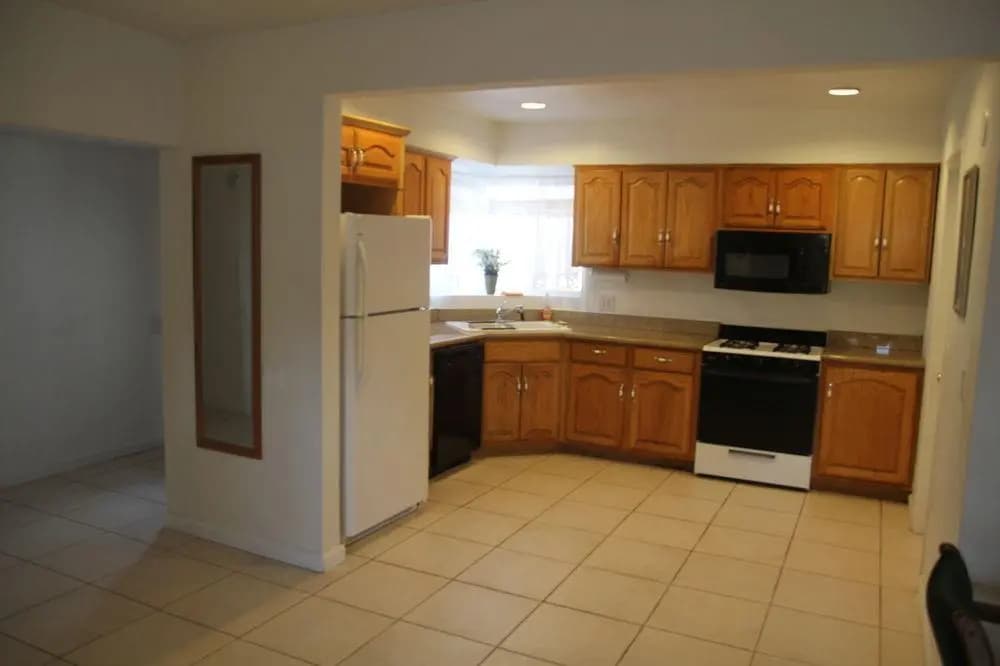 Comfy 3 Bedroom Home - photo 22