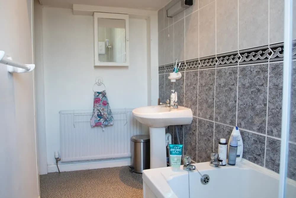 Charming 1 Bedroom Apartment - photo 7