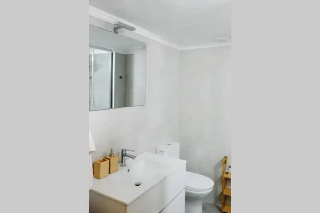 Newly Renovated Athenian Apt - photo 8
