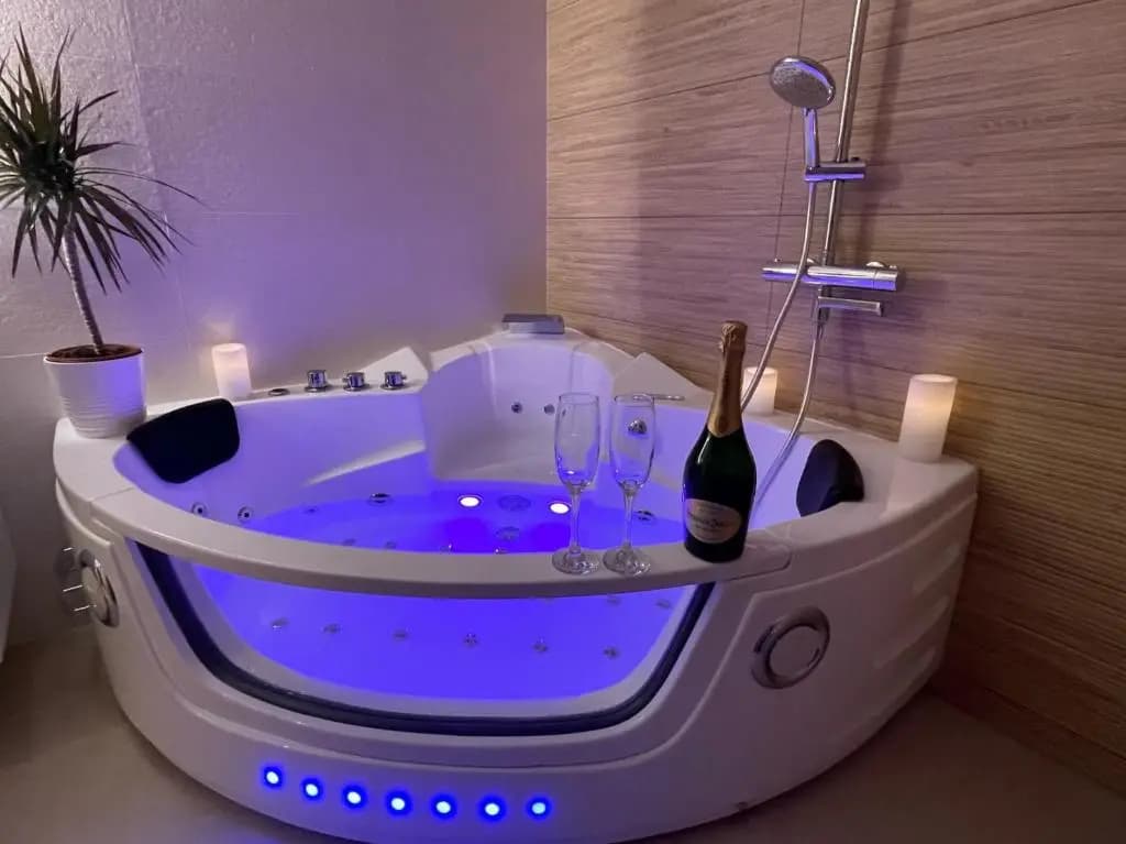 Nice Renting - Love Room Massena - Luxe Room - Jacuzzi - Terrace - King Bed - AC - photo 6