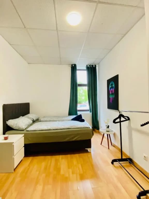 Stylish Shared 3-Bedroom Stay Near City - photo 35