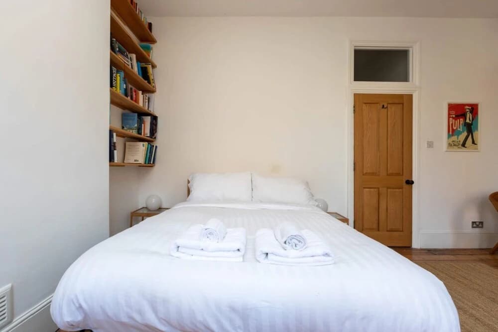 Spacious 2BD Flat By Regents Park & Camden Town! - photo 3