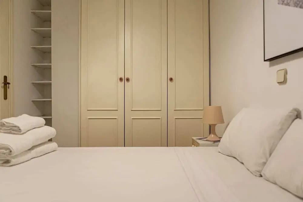 Cute 1 Bed Flat w Balcony, 2 min to Metro - photo 4