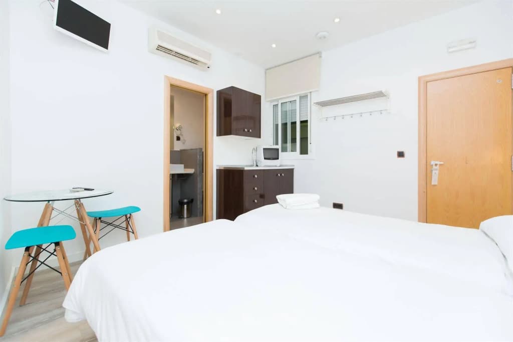 AinB Las Ramblas Colón Apartments - photo 6