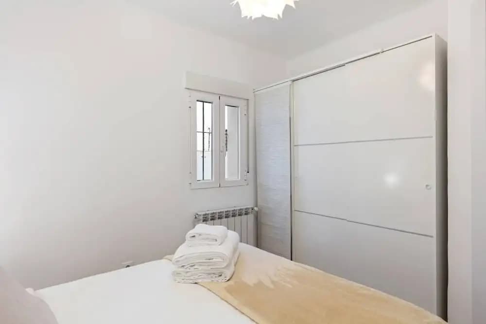 Bright & Modern Two Bed Apartment in Madrid - photo 4