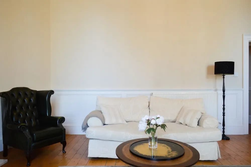 2 Bedroom Flat in Central Edinburgh - photo 5