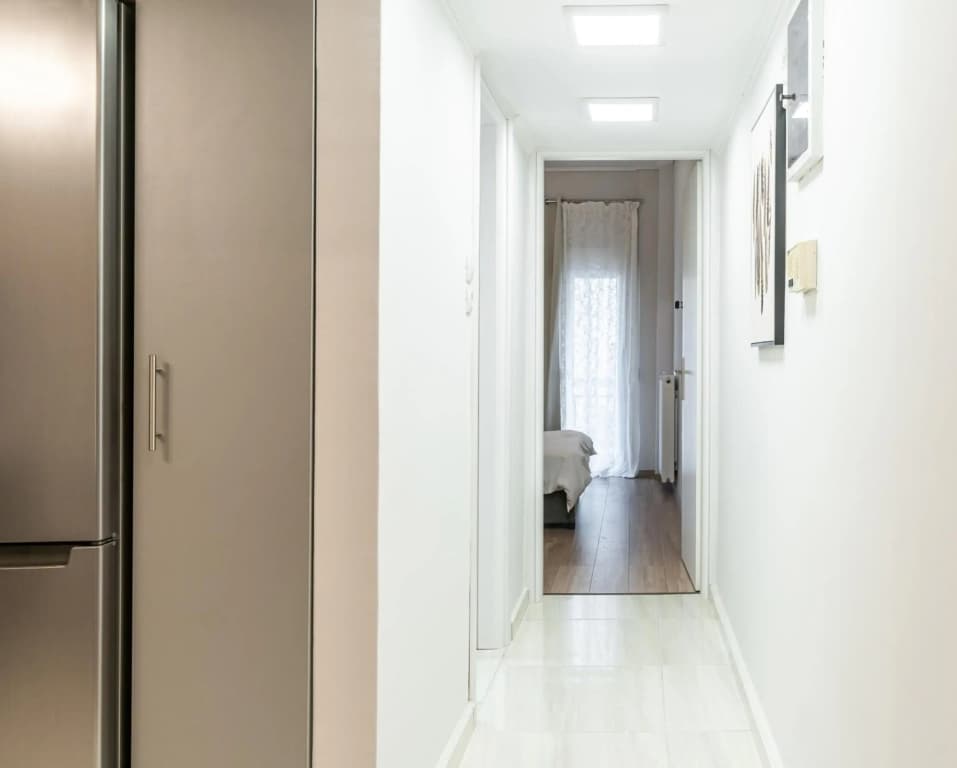 Spacious 2BD apt next to metro - photo 2