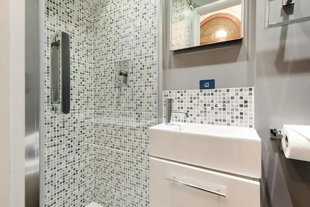 Bright and Modern Mayfair Apartment - photo 7