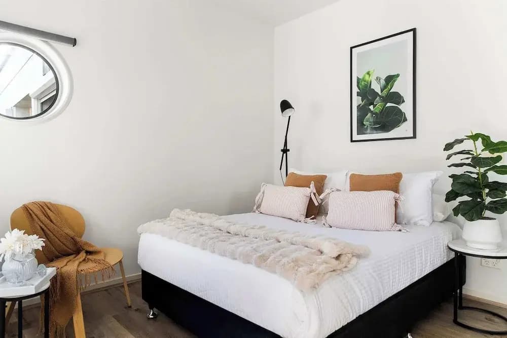 Stylish 2BR Apt Steps From Vic Market With Parking - photo 4
