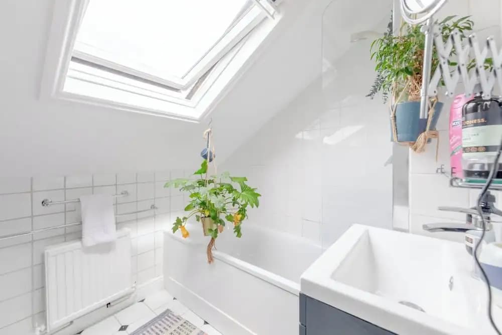 Top Floor 1BD Flat With Balcony - Ladbroke Grove - photo 7