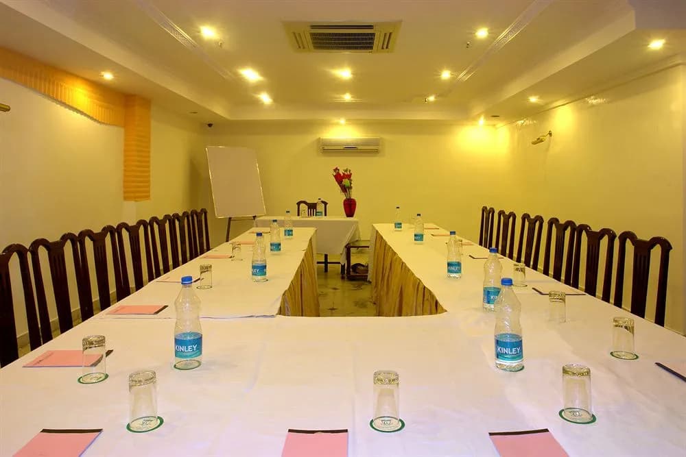 Hotel Crest Inn - photo 9