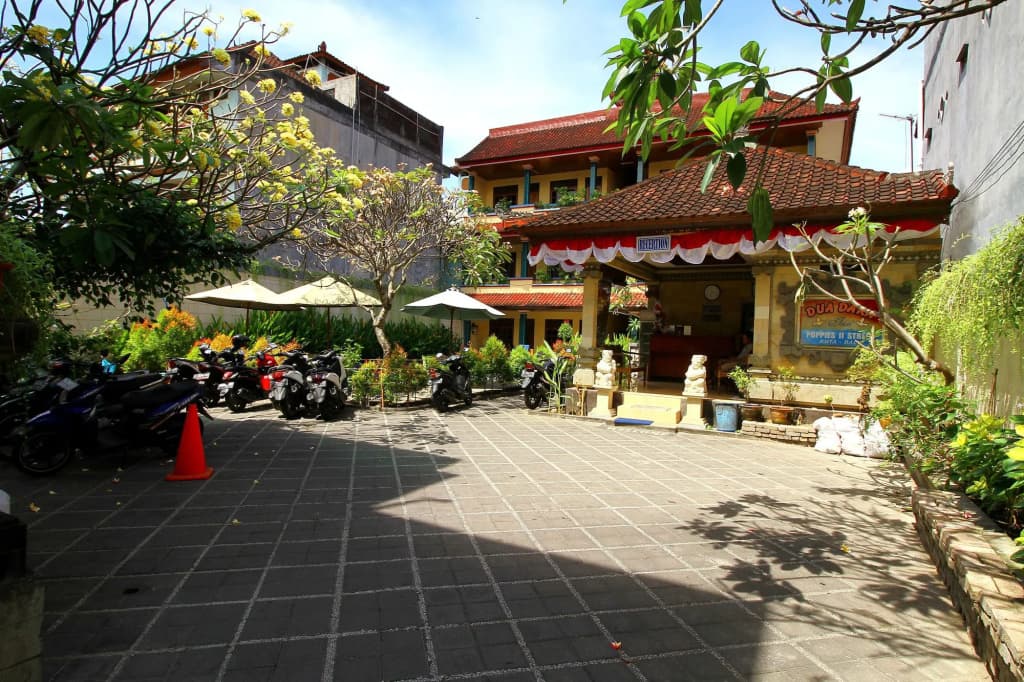 Dua Dara Inn Kuta - photo 13