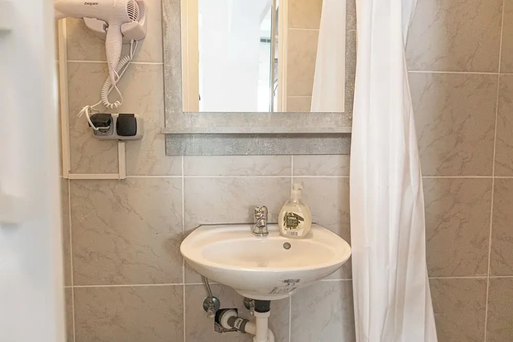 Affordable 3BR Apt near Hauptbahnhof - photo 8