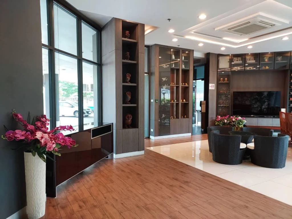 Nest n Rest Hotel - photo 2