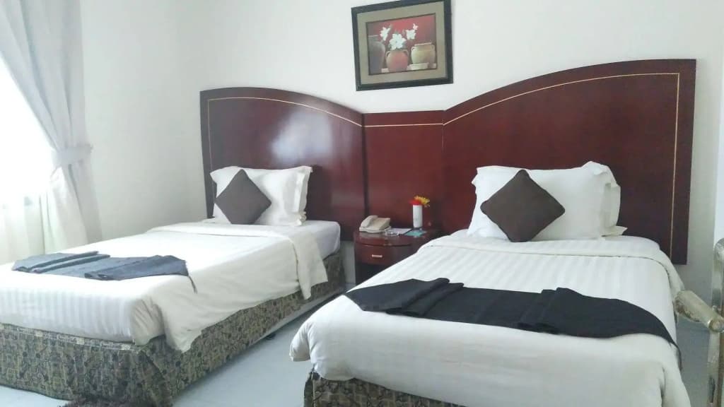 Royal Crown Hotel & Suites - photo 2