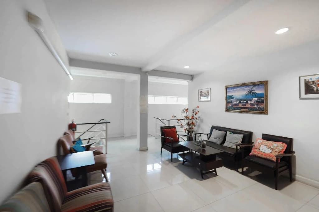OYO 995 Blue Cafe Apartment - photo 8