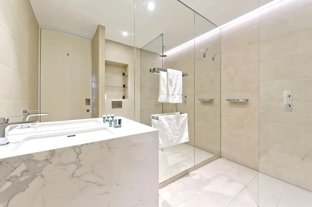 Luxury Waterfront Studio in Canary Wharf by Underthedoormat - photo 8