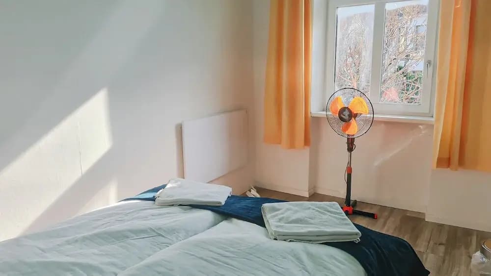 Large 2BR Apt Ideal for Long Stays - photo 2