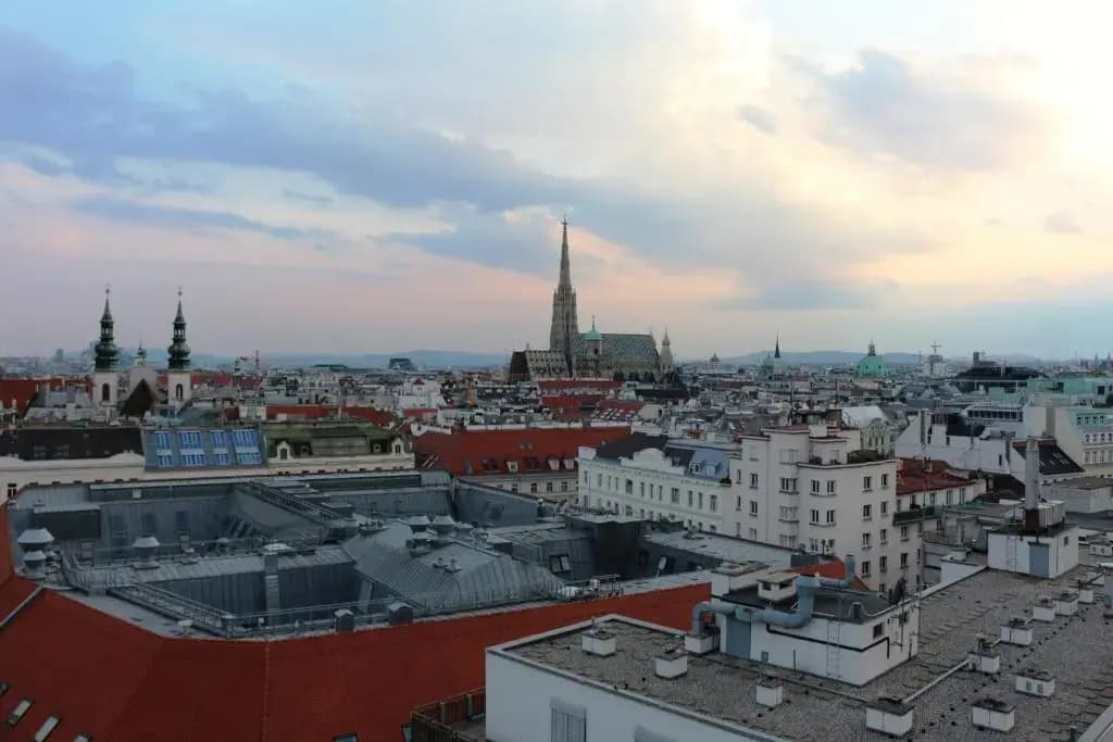 Center Apartment with 360° Rooftop - photo 3
