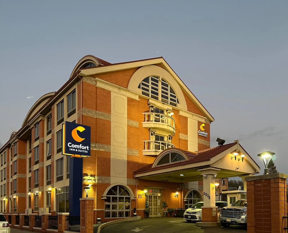 Comfort Inn & Suites LaGuardia Airport - photo 1