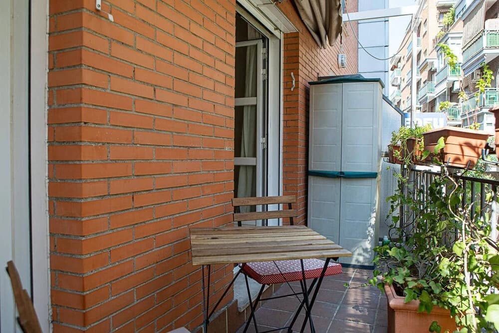 Cute 1 Bed Flat w Balcony, 2 min to Metro - photo 15
